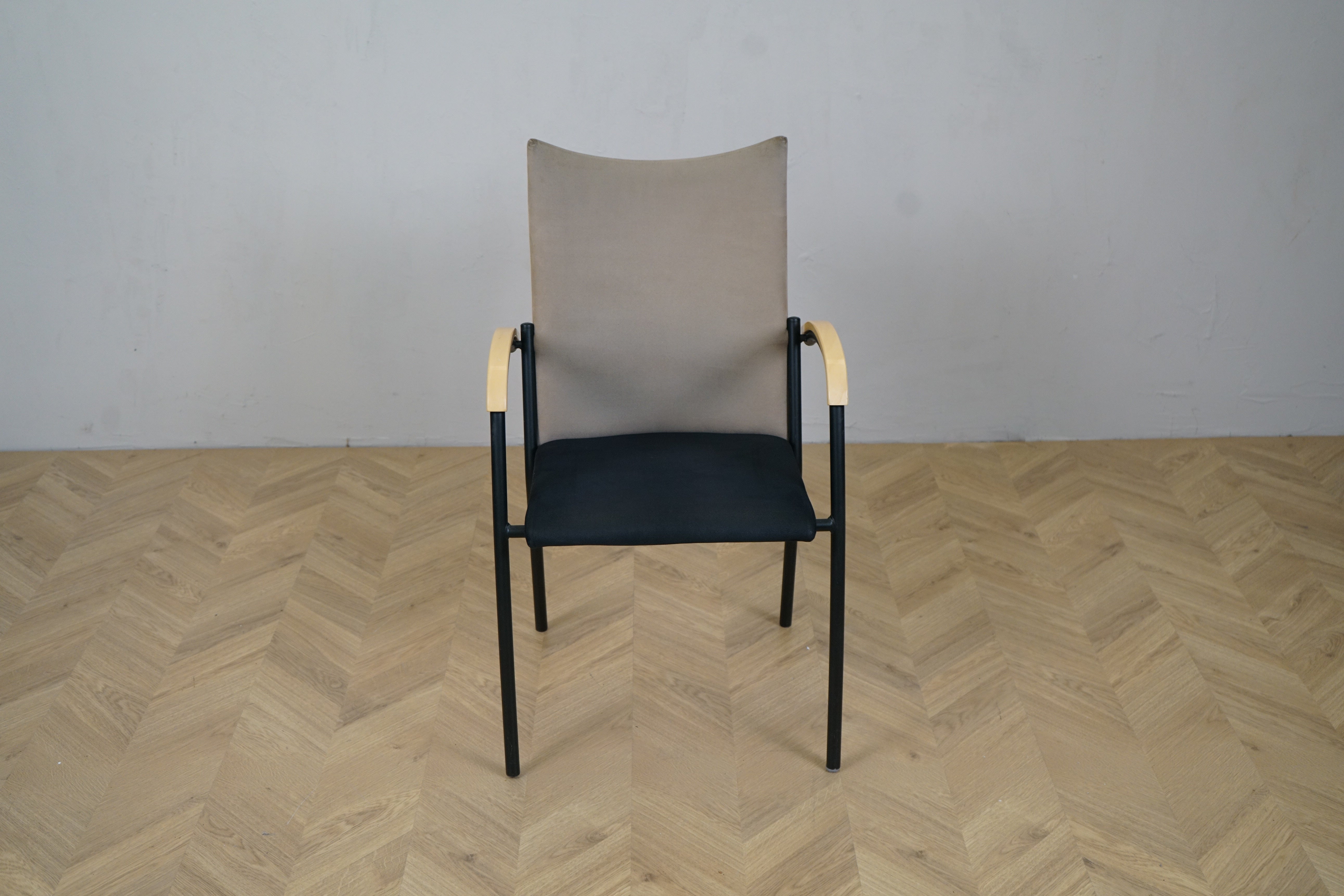 EFG konferencestol i sort og beige med træarmlæn set forfra – mødestol eller spisestol med 45 cm siddehøjde